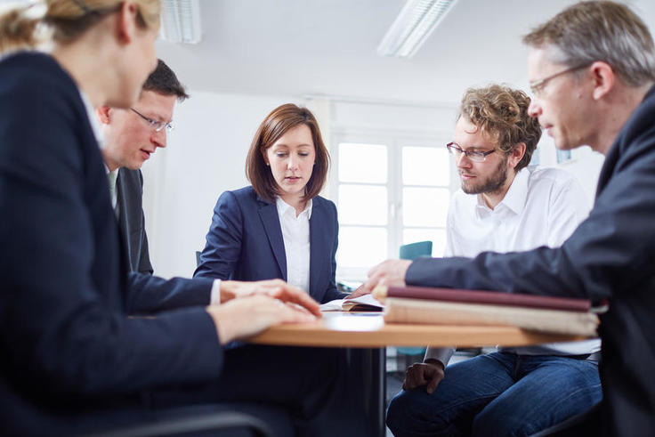 Verfahrensbeteiligte diskutieren über Lösungsmöglichkeiten