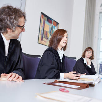 Sitzungssaal mit Richtern