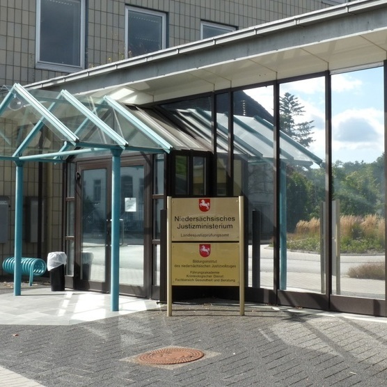 Eingang des Niedersächsischen Landesjustizprüfungsamtes (zur Startseite des Niedersächsischen Landesjustizprüfungsamtes)